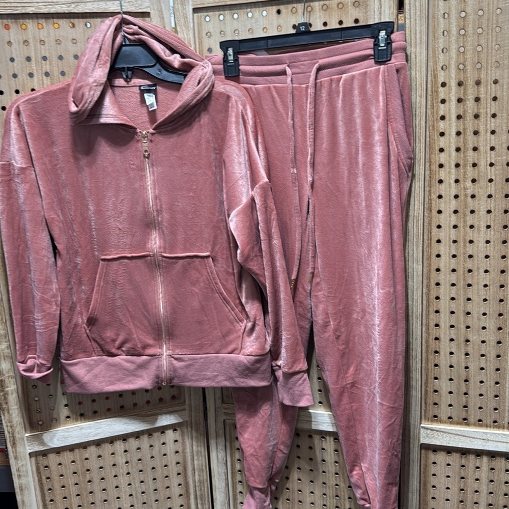 Felina Ladies' 2-piece Velour Set, Full zip hoodie
Jogger pant